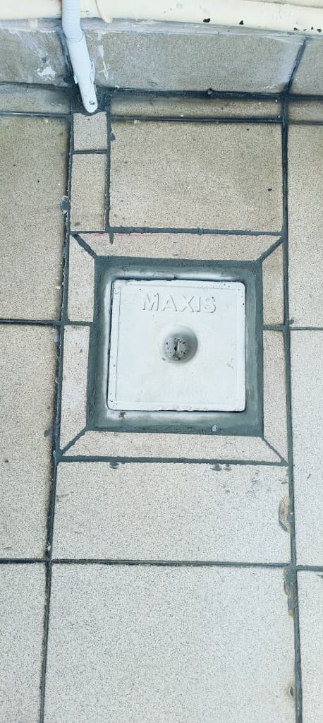 Sealed underground earthing connection chamber access cover after final validation and energization